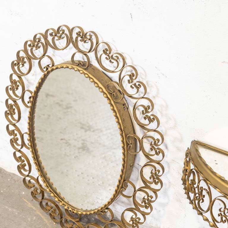 Dressoire con espejo oval en metal dorado para decorar tu hogar - imagen 2