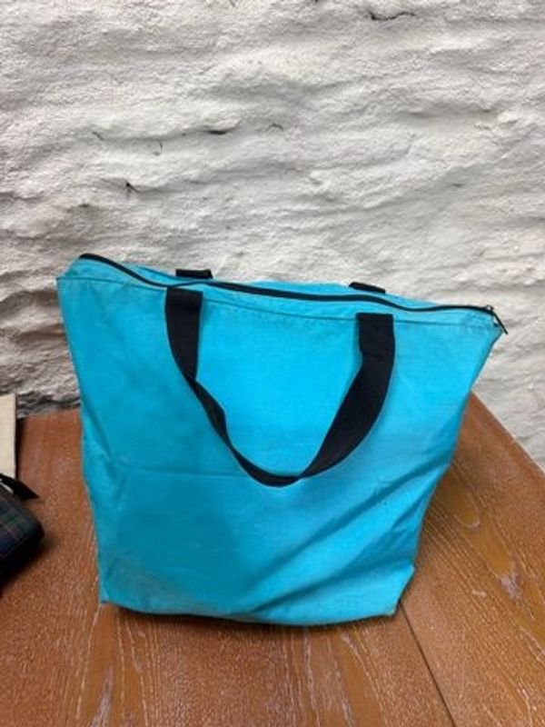 Gran lote de bolsos Benetton en diferentes tamaños y colores - imagen 5