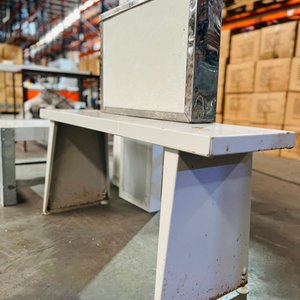 Lote de 3 Estantes y 2 Mesas Galvanizadas con Tapa de Isopanel - imagen 3