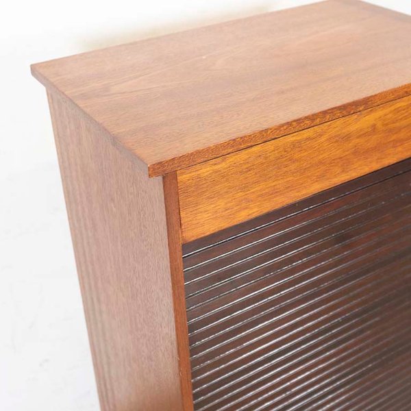 Cajón de madera con estantes interiores y iluminación - imagen 2