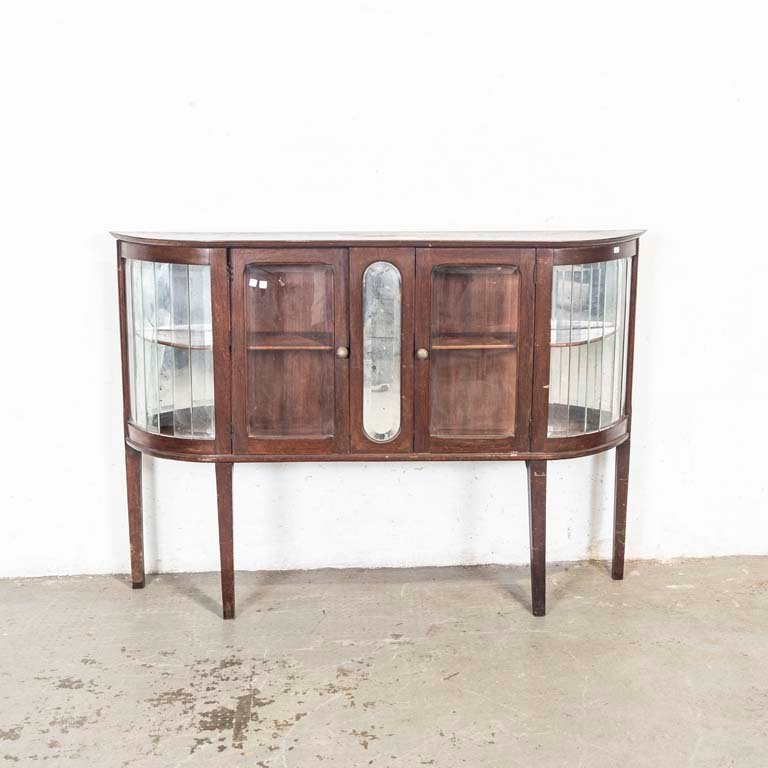 Lote siguiente: Cristalero de roble bombé con espejos y puertas de cristal