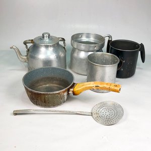 Lote de Utensilios de Cocina: Pava, Ollas y Pinzas de Aluminio - imagen 2