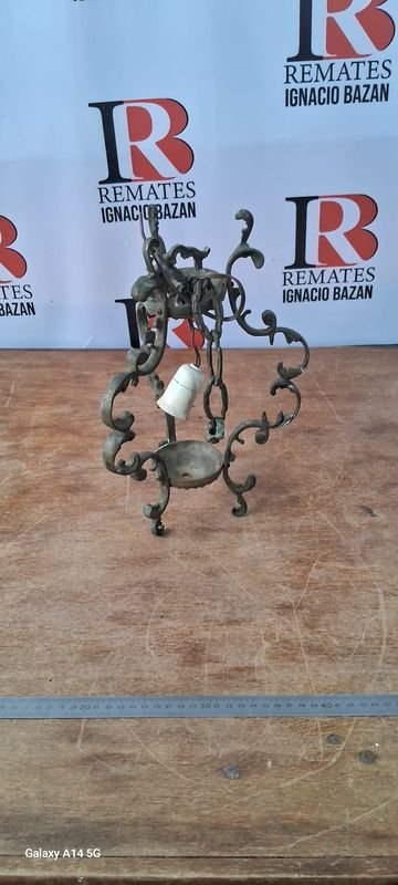 Lámpara Colgante Antigua de Bronce con Detalles Ornamentales - imagen 1