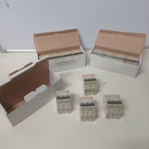 Lote anterior: Caja con 4 Llaves Térmicas Trifásicas TQC de 25 Amp