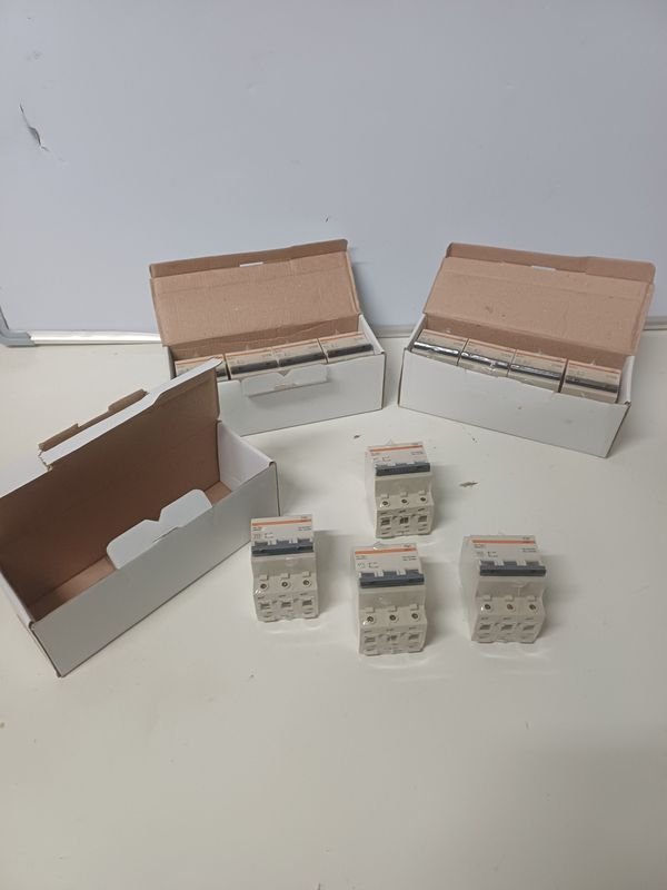 Caja con 4 Llaves Térmicas Trifásicas TQC de 25 Amp