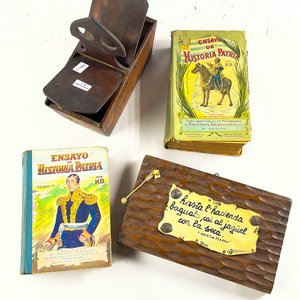 Lote de 4 piezas: 2 libros "Ensayo de Historia Patria", organizador de madera y cartel "Martín Fierro" - imagen 2