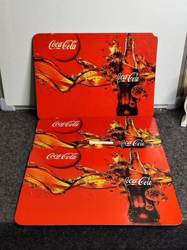 Set de 3 Individuales Coca-Cola con Diseño de Botella y Salpicadura