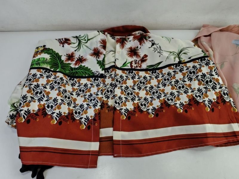 Vestidos y Salto de Cama de Dama en Buen Estado - imagen 7