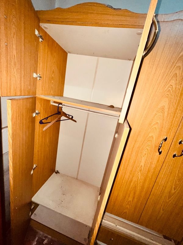 Roperia de Madera con Multiple Puertas y Almohadillas - imagen 2