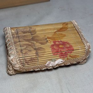Lote de Adornos y Cajas Antiguas: Bicicletas de Hierro, Ceniceros y Estuches Decorativos - imagen 24