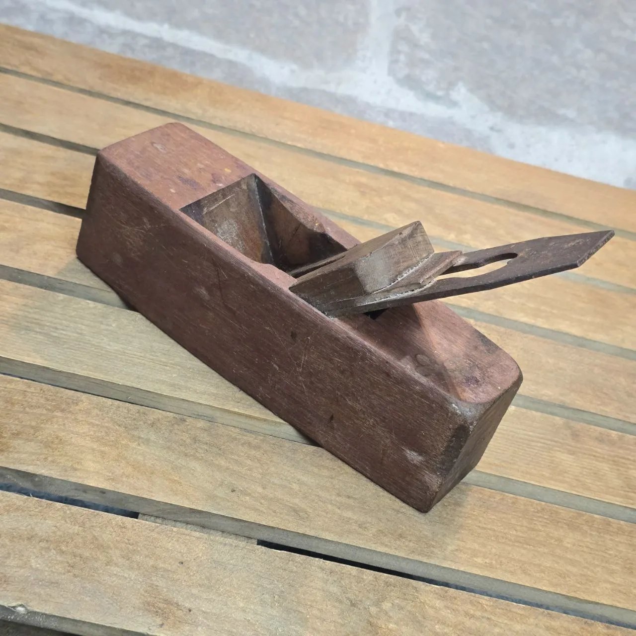 Plano de madera para tallar con cuchilla metálica - imagen 1
