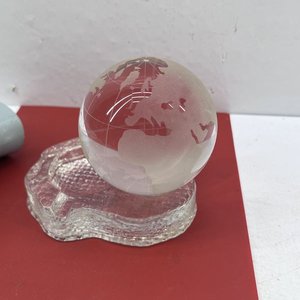 Cenicero de Vidrio Prensado con Globo Terráqueo y Continentes Esmerilados - imagen 5