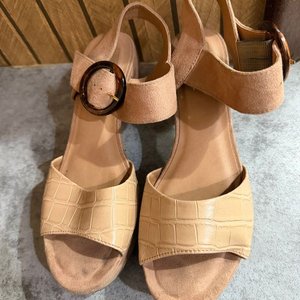 Lote anterior: Sandalias Beige Talle 37 con Hebilla