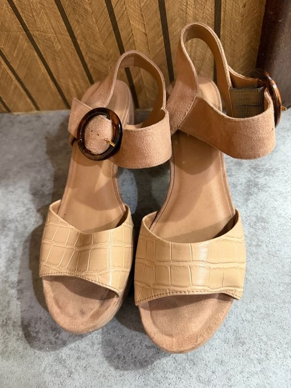 Sandalias Beige Talle 37 con Hebilla