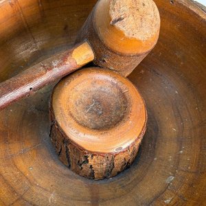 Cascanueces Rústico de Madera con Mazo - imagen 4