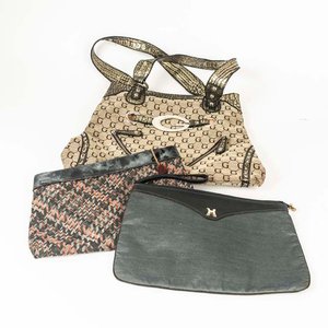 Lote anterior: Lote de Tres Carteras: Tela con Dorado, Sobre de Tela y Estampada con Cuerina