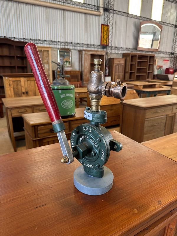 Bomba reloj sobre base de madera - imagen 5