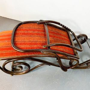 Diván Vienés Estilo Thonet en Caoba con Tapizado Rayado y Tachas de Bronce - imagen 3
