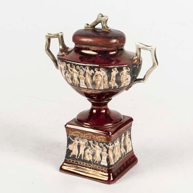 Lote siguiente: Potiche porcelana checa con escena decorativa