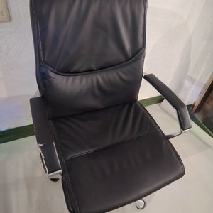 Silla de Oficina Negra con Ruedas y Brazos - imagen 5