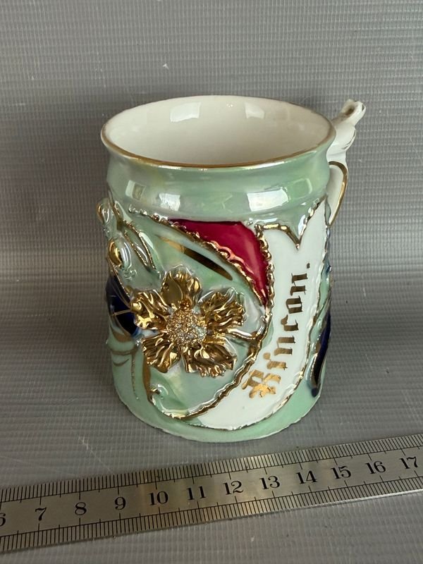 Taza de Porcelana Estilo Isabelino con Detalles Dorados y Flor