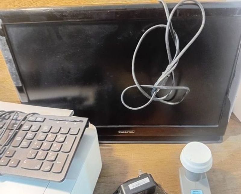 Lote de tecnología: impresora, monitor, teclado y otros - imagen 4