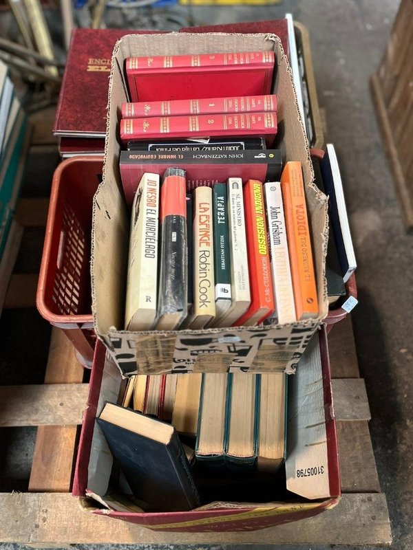 Lote anterior: Colección de libros y cajas en buen estado