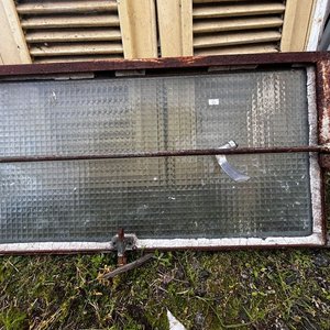 Ventana Antigua de Hierro con Reja y Banderola - imagen 3