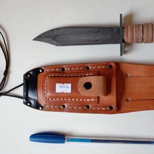 Cuchillo de Supervivencia Ontario Americano con Funda de Cuero y Piedra de Afilar - imagen 2