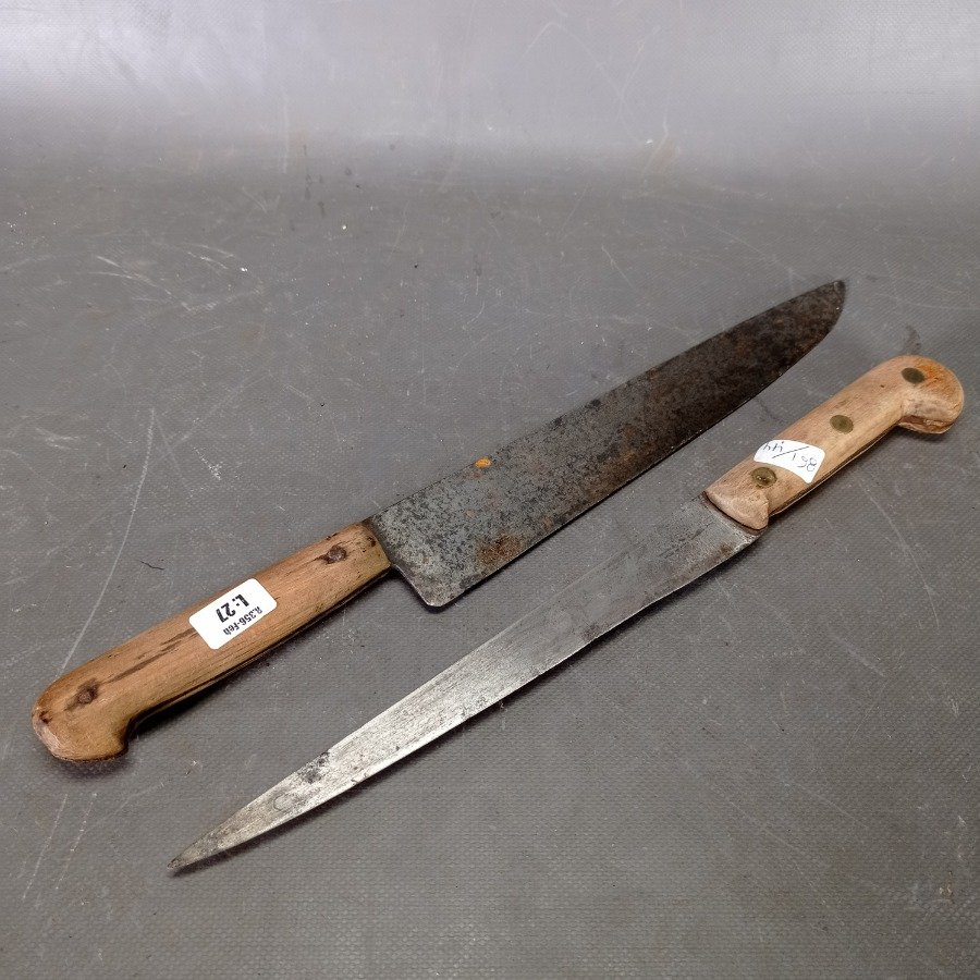 Lote anterior: Dos cuchillos de cocina con manijas de madera y hojas de metal