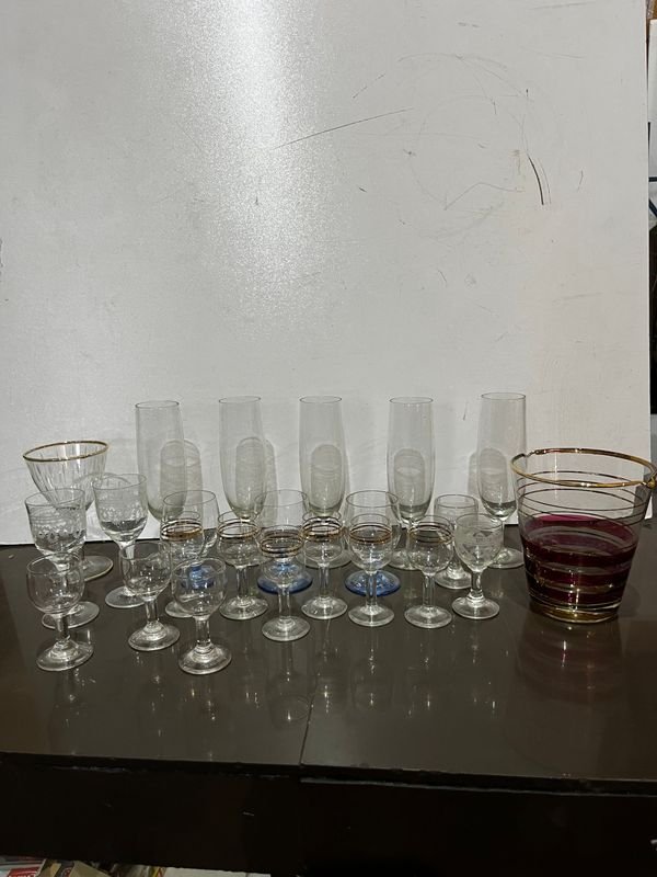 Lote anterior: Cajas de vidrio y hielera con detalles dorados