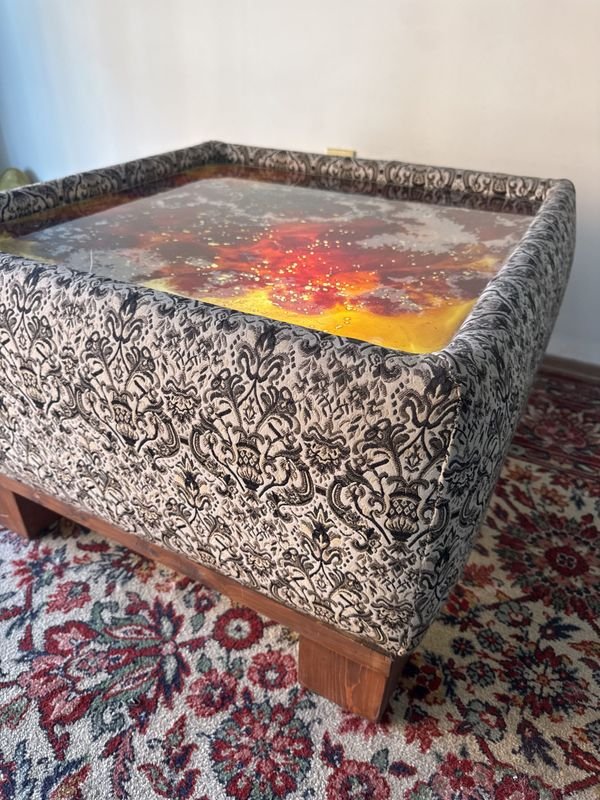 Mesa ratona con iluminación y tapa de vidrio artística - imagen 4