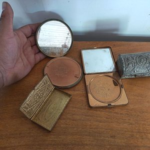 Lote de Adornos Indígenas y Cajas Antiguas para Maquillaje - imagen 7