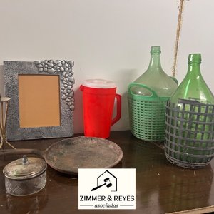 Lote Variado: Marco de Fotos, Sartén Antigua, Jarra Roja y Damajuanas Verdes - imagen 3