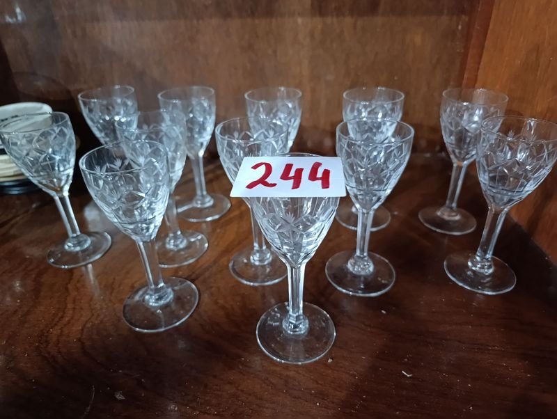 Lote de 12 Copas de Licor de Vidrio Tallado