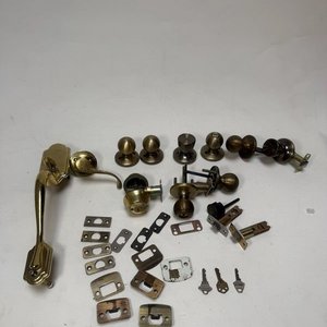 Lote siguiente: Lote de Cerraduras y Manijas de Bronce