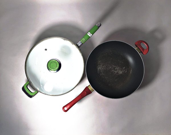 Dos Sartenes Wok Cuori, Uno con Tapa de Vidrio, Diámetro 30 cm - imagen 1