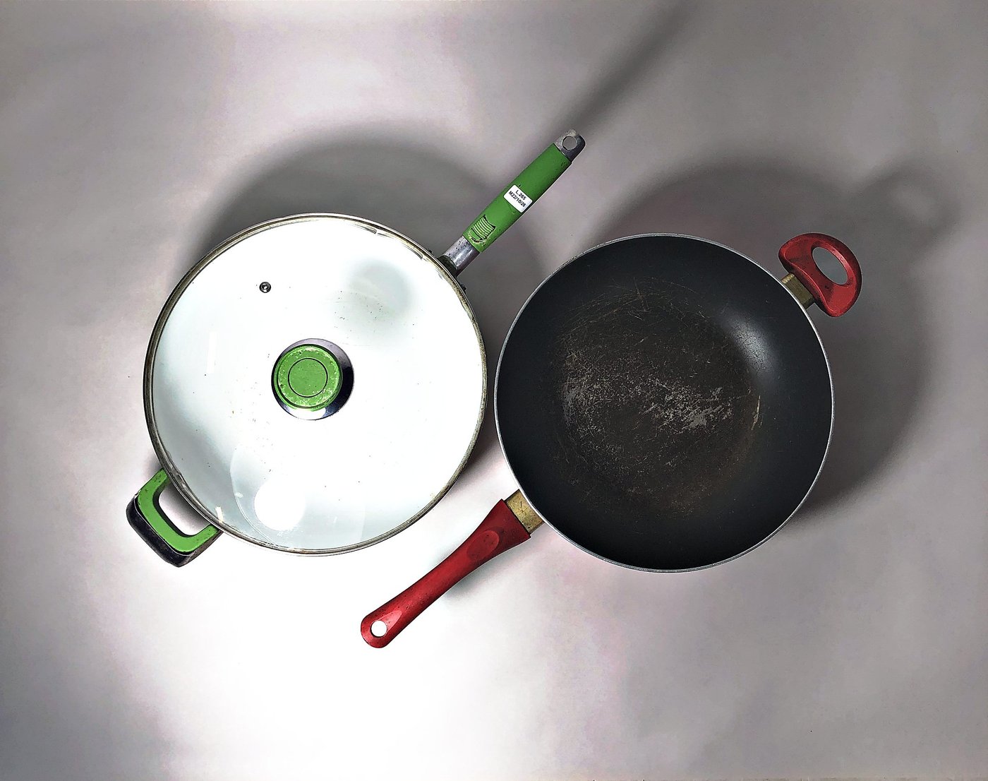 Dos Sartenes Wok Cuori, Uno con Tapa de Vidrio, Diámetro 30 cm
