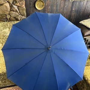 Dos Paraguas Clásicos: Azul y Negro con Mango Curvo - imagen 2