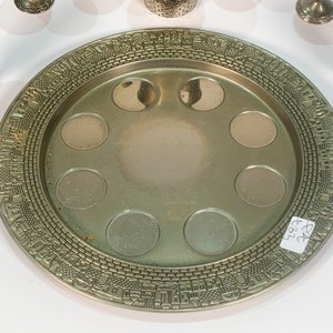 Juego de 10 Piezas de Metal Compuesto con Bandeja Circular y Vasitos Estilo Hebreo - imagen 4