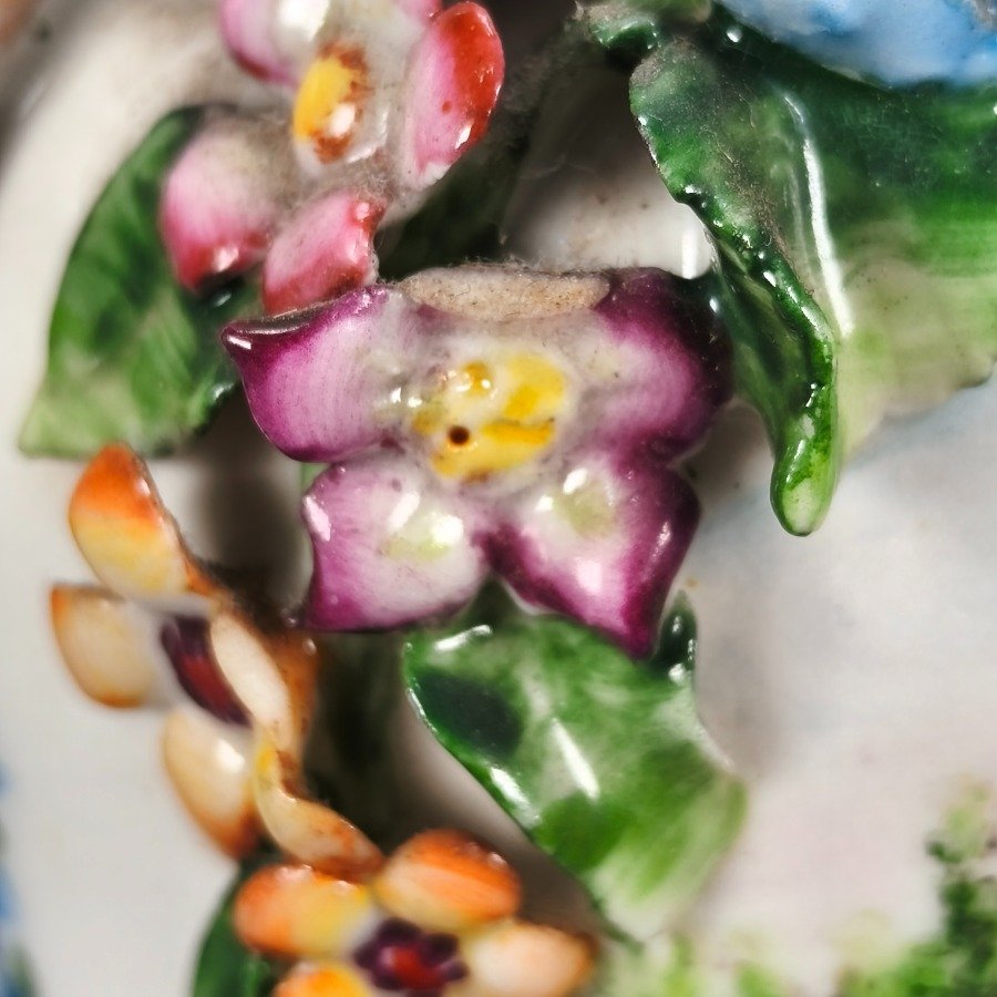Vaso de porcelana con decoración floral y detalles pintados - imagen 12