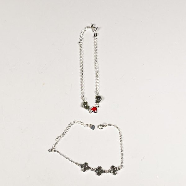 Dos Pulseras de Dama con Dijes de Corazón y Trébol