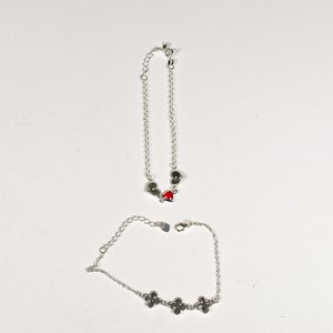 Lote anterior: Dos Pulseras de Dama con Dijes de Corazón y Trébol