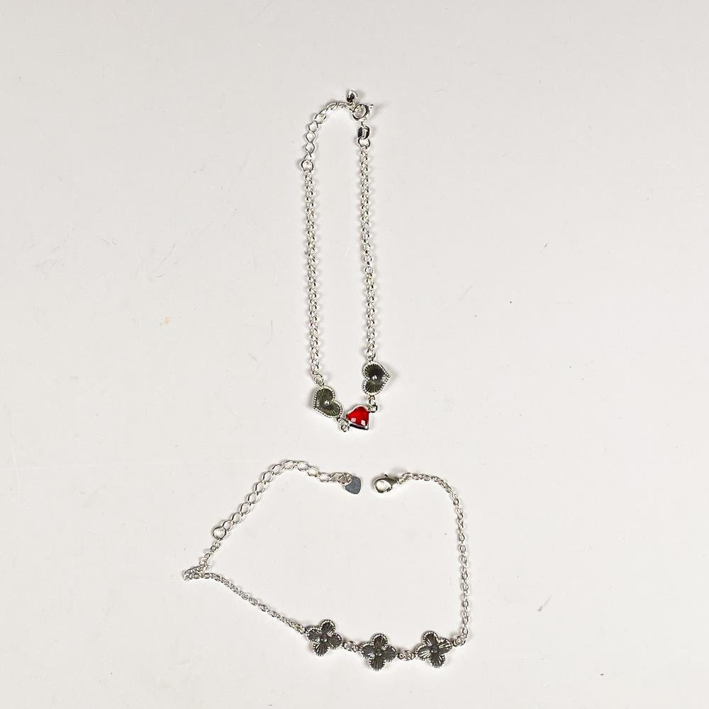 Dos Pulseras de Dama con Dijes de Corazón y Trébol