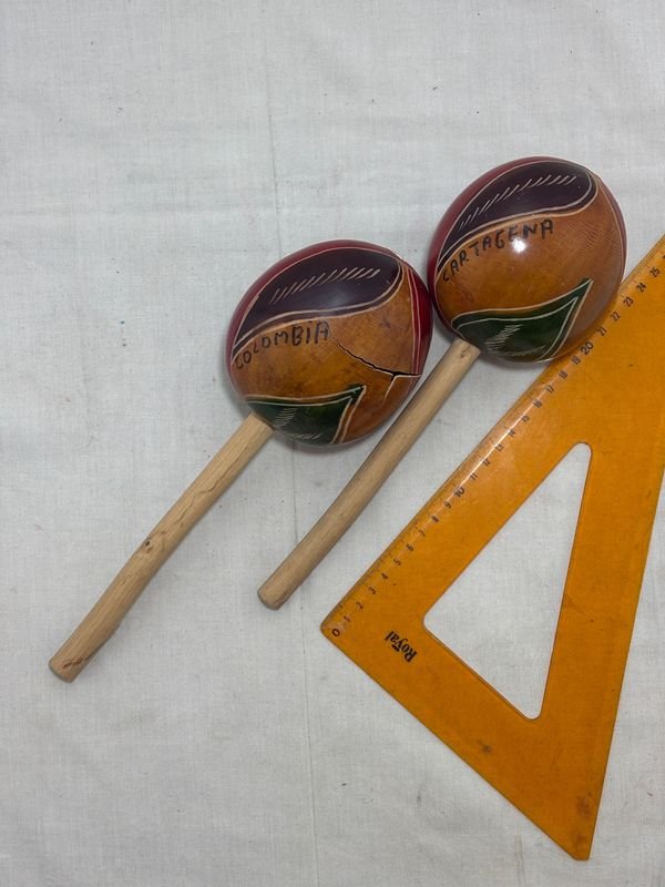 Maracas Artesanales de Madera y Calabaza, Decoradas con "Colombia Cartagena" - imagen 1