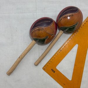 Lote anterior: Maracas Artesanales de Madera y Calabaza, Decoradas con "Colombia Cartagena"