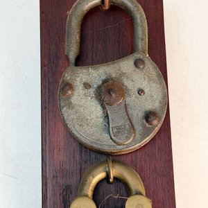 4 Candados Antiguos de Colección Montados en Madera - imagen 2