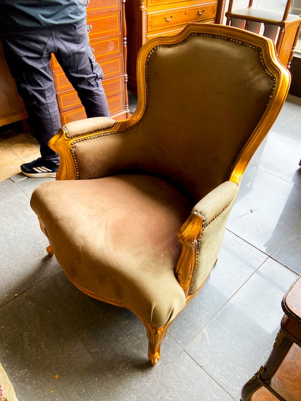 Sillón Estilo Luis XV y Mesa Auxiliar de Madera - imagen 1