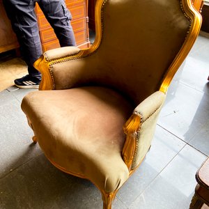 Sillón Estilo Luis XV y Mesa Auxiliar de Madera - imagen 1