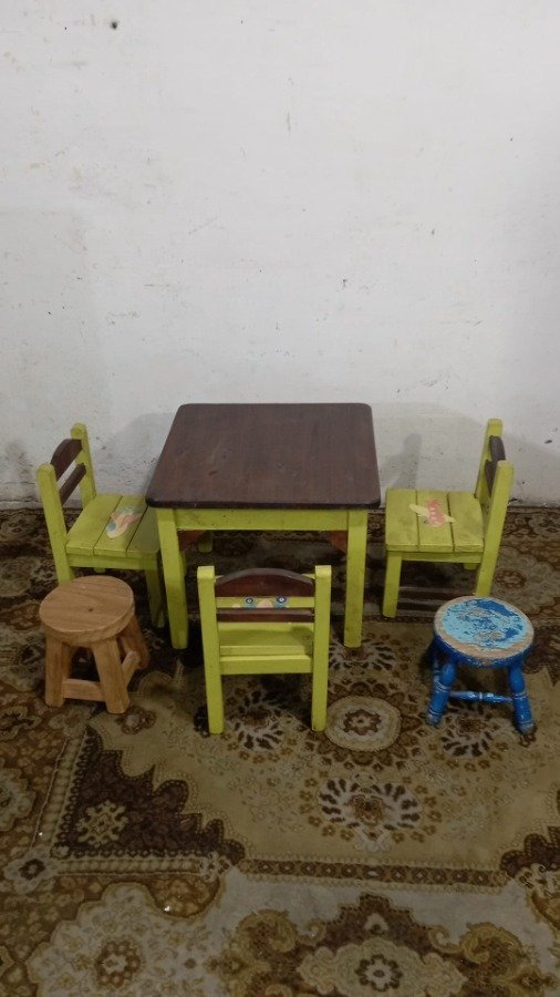 Juego de mesa y sillas infantiles de madera - imagen 3